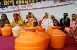 लातूर जिल्ह्यातील औसा येथील नागरिक पाण्याच्या घागरी घेऊन रस्त्यावर!