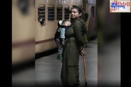 New Delhi Railway Station : चेंगराचेंगरीनंतर कडेकोट बंदोबस्त, लक्ष वेधून घेतेय लेकराला उराशी धरून कर्तव्य बजावणारी आई