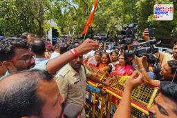 दीनानाथ मंगेशकर रुग्णालयाबाहेर शिवसैनिक, पतित पावन संघटनेचं आंदोलन; आंदोलकांनी डॉक्टरांवर फेकली चिल्लर