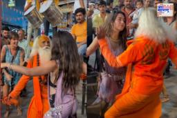 Viral Video : तरूणी बघताच साधू भाळला; बाबाचा डिस्को डान्स एकदा पाहाच