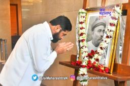 मुख्यमंत्र्यांकडून लोकमान्य टिळकांना अभिवादन