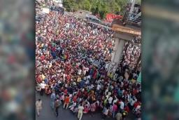 वांद्रे स्टेशनबाहेर लॉकडाऊनच्या विरोधात हजारोंची गर्दी