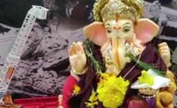 खड्डे ,कोसळणारी इमारत आणि वाहतूक कोंडीचा देखावा