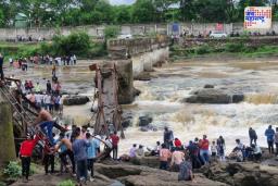 Indrayani River Bridge Collapse: मावळमध्ये कुंडमळ्यात 30 वर्षांपूर्वीचा पूल कोसळला; मोठी जीवितहानी
