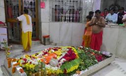 श्रावणाच्या पहिल्या शनिवारी भद्रा मारुती दर्शनासाठी भाविकांची गर्दी
