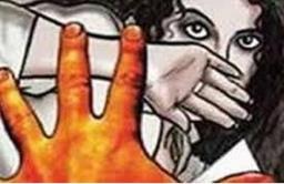 विद्यार्थिनीचं विनयभंग करणाऱ्या विकृत मुख्याध्यापकाला चोपलं