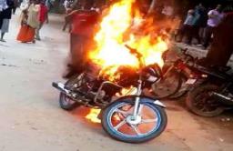 दिल्लीत पोलिसांनी दंड आकारल्यामुळे तरुणाने जाळली बाईक