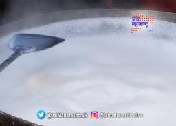 कडाक्याच्या थंडीत गरमागरम दुधाचा आस्वाद