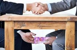 महापालिकेतील आयुक्ताला लाच घेताना रंगेहात पकडले