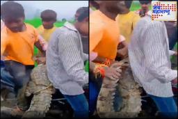 Viral Video : काय हे.. मगरीला बाईकवर बसवलं..! असं बचावकार्य कधी कुणी पाहिलं नसेल..