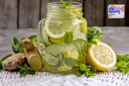 Detox Water Recipe : निरोगी आणि एनर्जेटीक राहण्यासाठी ट्राय करा डिटॉक्स वॉटर; जाणून घ्या हेल्थी रेसिपी