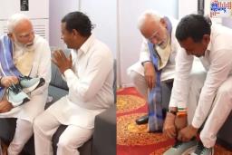 14 वर्षे अनवाणी चालणाऱ्या ‘या’ व्यक्तीला पंतप्रधान मोदींनी घातले बूट; पहा व्हिडिओ