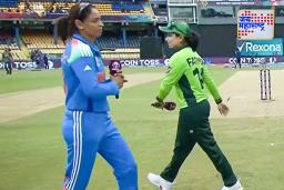 IND vs PAK : ‘सिंदूर’चा मान हरमनप्रीत कौरने राखला ; भारतीय महिला खेळाडूंकडूनही पाकिस्तानची नाचक्की, केलं असं काही की…