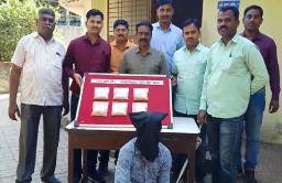 रो हाऊसवर दरोडा, रोकड आणि दागिने लंपास