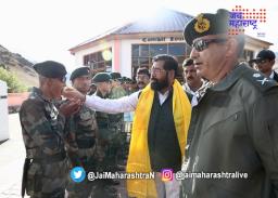 द्रास युद्धस्मारकाला मुख्यमंत्र्यांची भेट