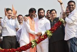 जरांगेंच्या कानात शिंदेंनी काय सांगितलं ?
