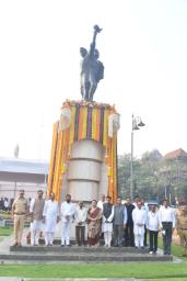 मुख्यमंत्र्यांचे हुतात्म्यांना अभिवादन