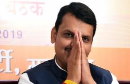 देवेंद्र फडणवीसांनी राज्यपालांकडे सोपवला राजीनामा