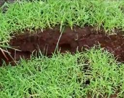 डोंगराला पडतायत भेगा, खचतेय जमीन, ग्रामस्थांवर भीतीचं सावट!