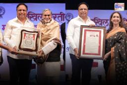 नीना कुळकर्णी व सुरेश साखवळकर यांना जीवनगौरव पुरस्कार प्रदान