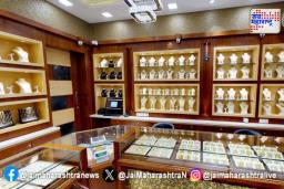 वाढलेल्या दरामुळे सोनं व्यापारी त्रस्त,  ‘सोनं खरेदीला ग्राहक येईनात’