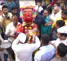 धुळवडीला नाशिकमध्ये दाजीबा वीराची मिरवणूक साजरी