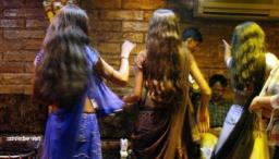 वेटर्सनी ग्राहकालाच कपडे काढून नाचायला लावलं!