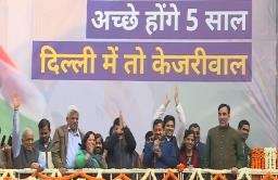 Delhi Election Result 2020 : ‘रिंकीया के पापा’ गाण्यावर नाचत साजरा केला विजय