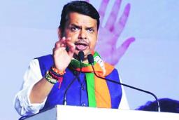 सरकारचं डोकं ठिकाणावर आहे का?-  देवेंद्र फडणवीस