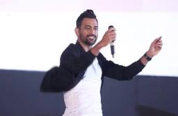 धोनीचा गाणी गातानाचा व्हिडियो व्हायरल
