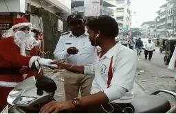 सांताक्लॉजकडून वाहनचालकांना वाहतूक नियमांचे धडे