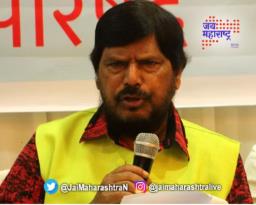 ‘आठवले जेव्हा मुक्तछंदात बोलतात….’