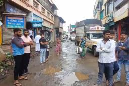 रस्त्याच्या रखडलेल्या कामाविरोधात आंदोलन 