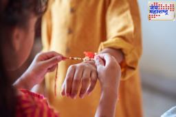 Raksha Bandhan 2025: कोणती राखी घेऊ? संभ्रमात आहात? भावाच्या राशीनुसार लकी रंगाची राखी बांधा.. त्याचं भाग्य उजळेल!