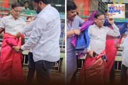 Mama Pagare: पंतप्रधान मोदींचा खिल्ली उडवणं भोवलं! भाजप कार्यकर्त्यांनी काँग्रेस नेते मामा पगारेंना नेसवली साडी