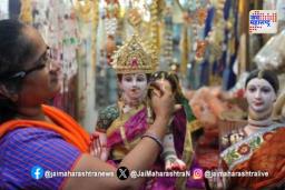 गौराईसाठी बाजारपेठ सजली