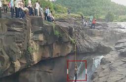 अजिंठा लेणीच्या 300 फूट खोल धबधब्यात पर्यटक पडला!