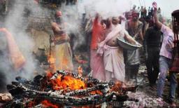‘येथे’ स्मशानात खेळतात धुळवड, ते ही चितेच्या भस्माची उधळण करत!