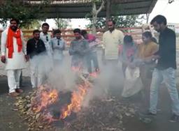 ‘येथे’ चक्क स्मशानात साजरी होते होळी!
