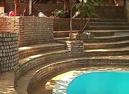 कचऱ्यात टाकलेल्या बाटल्यांपासून ‘त्याने’ बनवलं स्वप्नातलं घर
