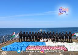 पोरबंदरजवळ ३३०० किलो ड्रग्ज, ५ अटकेत