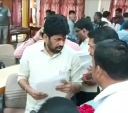 बच्चू कडू यांचा अधिकाऱ्यांना दम