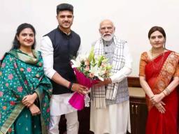 भाजपाकडून उमेदवारी, शिउबाठाला धक्का