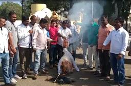 काँग्रेस कार्यकर्त्यांनी जाळला आपल्याच पक्षाच्या नेत्याचा पुतळा