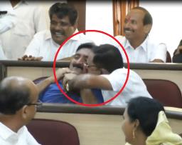 बाप रे! भर सभेत नगरसेवकाचं स्थायी सभापतीला चुंबन