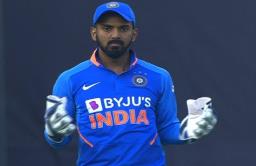 INDvsAUS, 1st odi: म्हणून पंतच्या जागी केएल राहुल करतोय विकेटकिपींग