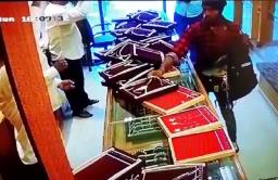 भरदिवसा गोळीबार करून ज्वेलर्सच्या दुकानात लूट