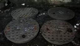 गटारांच्या मॅनहोलवरील लोखंडी झाकणं चोरणारी टोळी पोलिसांच्या ताब्यात