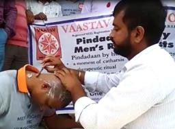 पत्नी पीडित पुरुषांनी केलं मुंडन आणि पिंडदान!