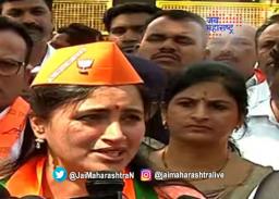 उमेदवारी अर्ज भरताना नवनीत राणा गहिवरल्या